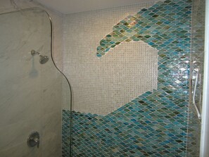 Chuveiro/banheira combinados, secador de cabelo, toalhas de banho 