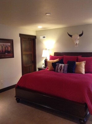 4 habitaciones, escritorio, tabla de planchar con plancha y wifi