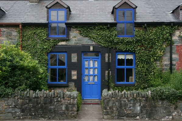 Exterior detail - Quaint with the Perfect Location Row House in Killarney Town Centre (Killarney)