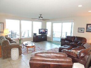 TV, DVD player - Lake Almanor Country Club Lakefront 1/2 Block to Rec #1 (Lake Almanor Country Club)
