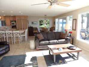 TV, DVD player - Lake Almanor Country Club Lakefront 1/2 Block to Rec #1 (Lake Almanor Country Club)