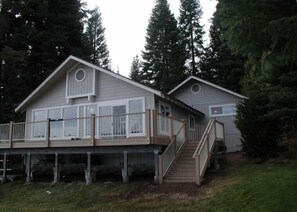 Exterior - Lake Almanor Country Club Lakefront 1/2 Block to Rec #1 (Lake Almanor Country Club)