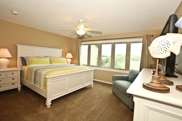 MBR has king bed, premium mattresses, 600+ count bedding