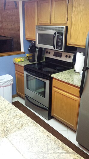 Frigorífico, microondas, horno y placa de cocina