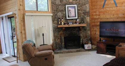 Beautiful 3BR/3BA Townhome 'Winter Wonderland' Swiss Mountain