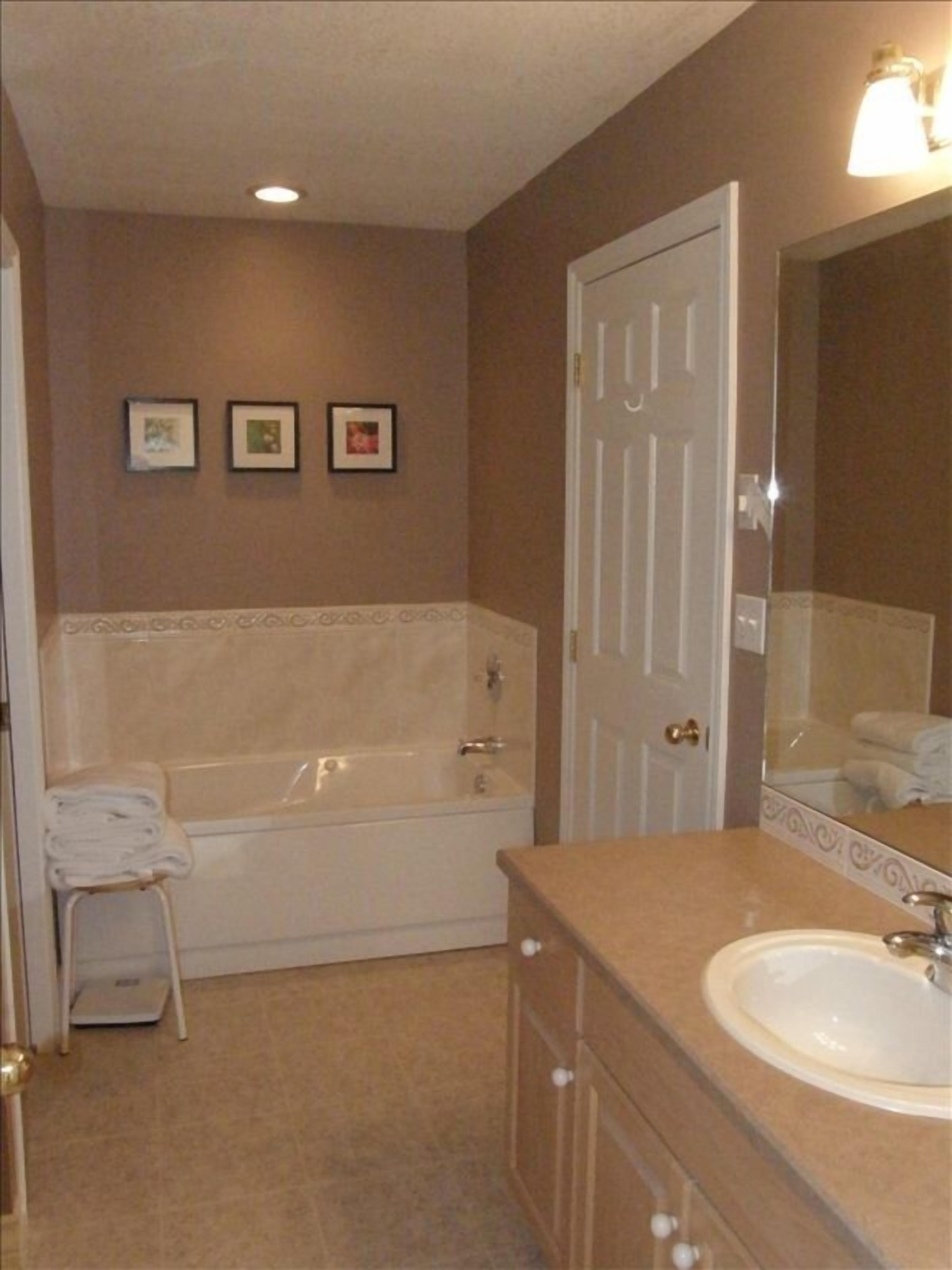 Luxury Radium Condo 2200 Sq.Ft.