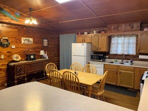 Fridge, microwave, oven, stovetop - Beautiful Log Cabin. Sleeps 2-8. Reds Landing boat ramp .5 mi away. A+ fishing. (Norfork)