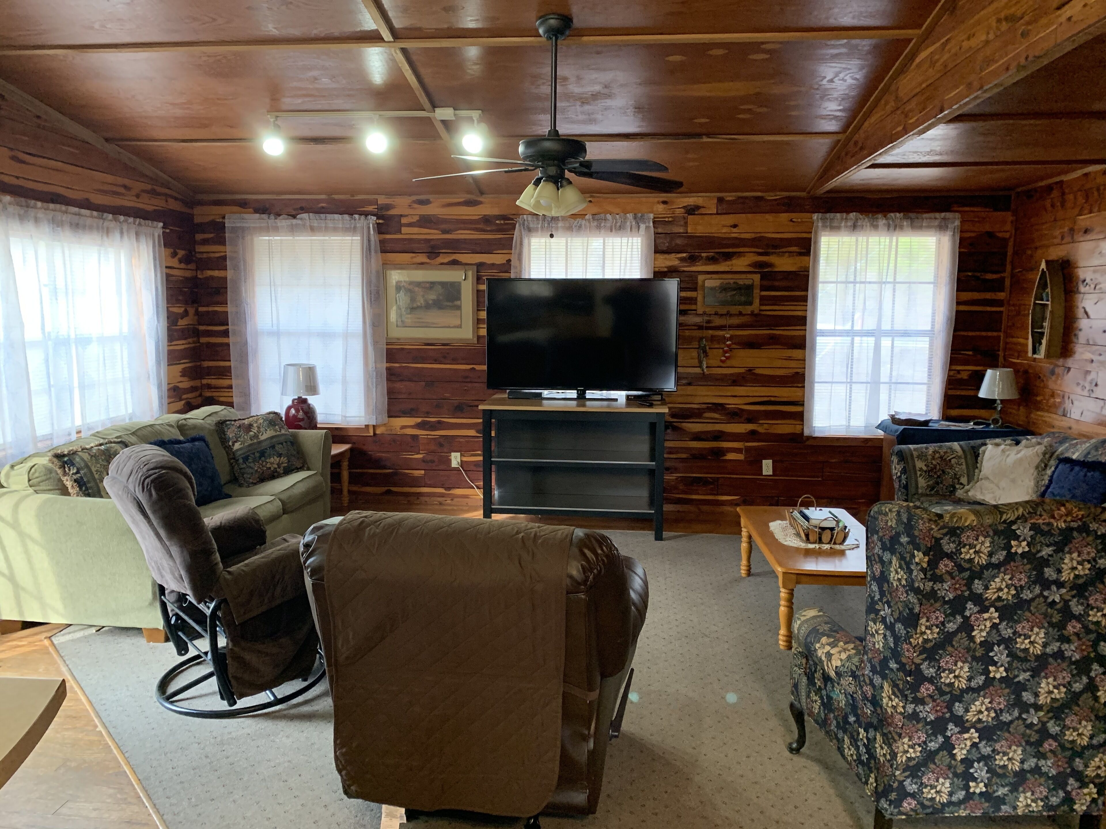 Beautiful Log Lodging 1/2 M. to White River World Class Fishing