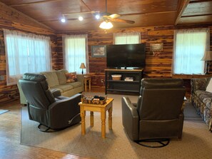 Smart TV, DVD player, books - Beautiful Log Cabin. Sleeps 2-8. Reds Landing boat ramp .5 mi away. A+ fishing. (Norfork)