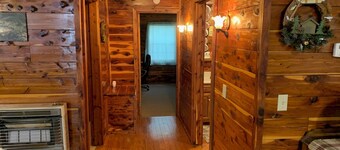 Beautiful Log Cabin. Sleeps 2-8. Reds Landing boat ramp .5 mi away. A+ fishing.