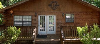 Beautiful Log Cabin. Sleeps 2-8. Reds Landing boat ramp .5 mi away. A+ fishing.