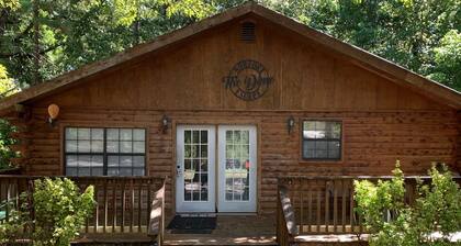 Beautiful Log Cabin. Sleeps 2-8. Reds Landing boat ramp .5 mi away. A+ fishing.