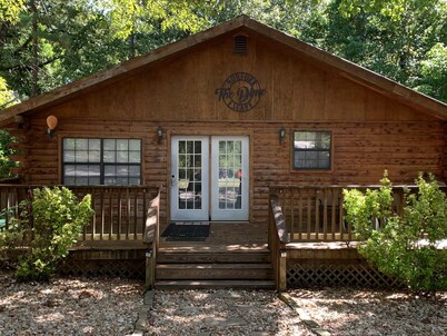 Beautiful Log Cabin. Sleeps 2-8. Reds Landing boat ramp .5 mi away. A+ fishing.