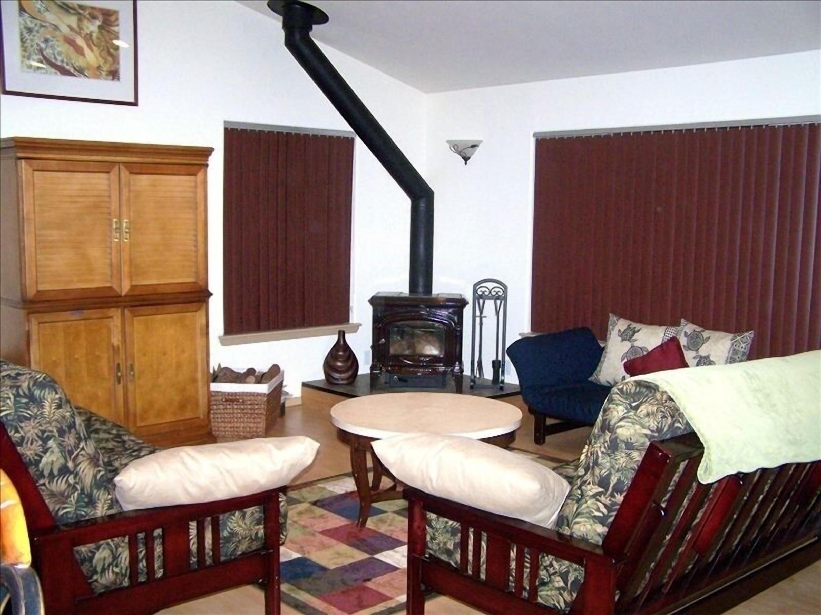 Private & Upgraded Home near the Hawaii Volcanoes National Park-Sleeps up to 11