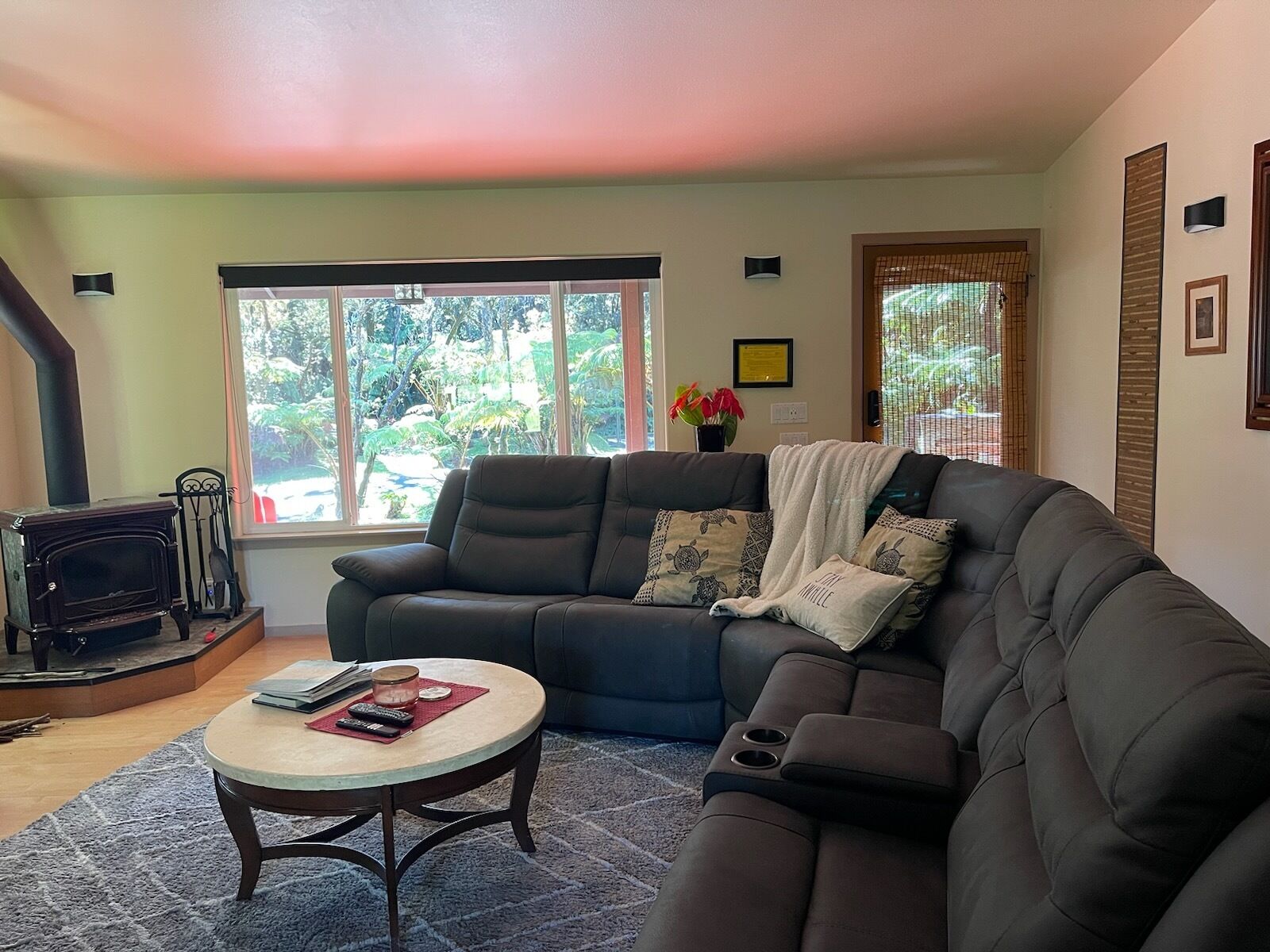 Una Smart TV, una chimenea, un reproductor de DVD, libros