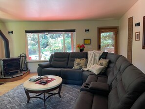 Smart TV, fireplace, DVD player, books - Cozy House near the Hawaii Volcanoes National Park and Volcano Village on 1 Acre (Volcano)