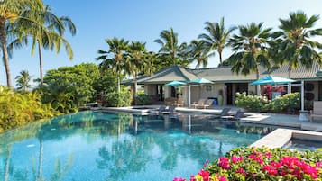 Een zwembad met een waterval