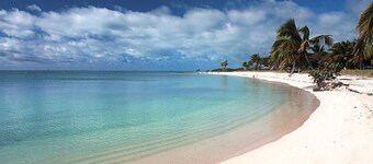 RELAX AWAY- NEW 4BDRM W/ 40FT DOCK & PRIVATE POOL 