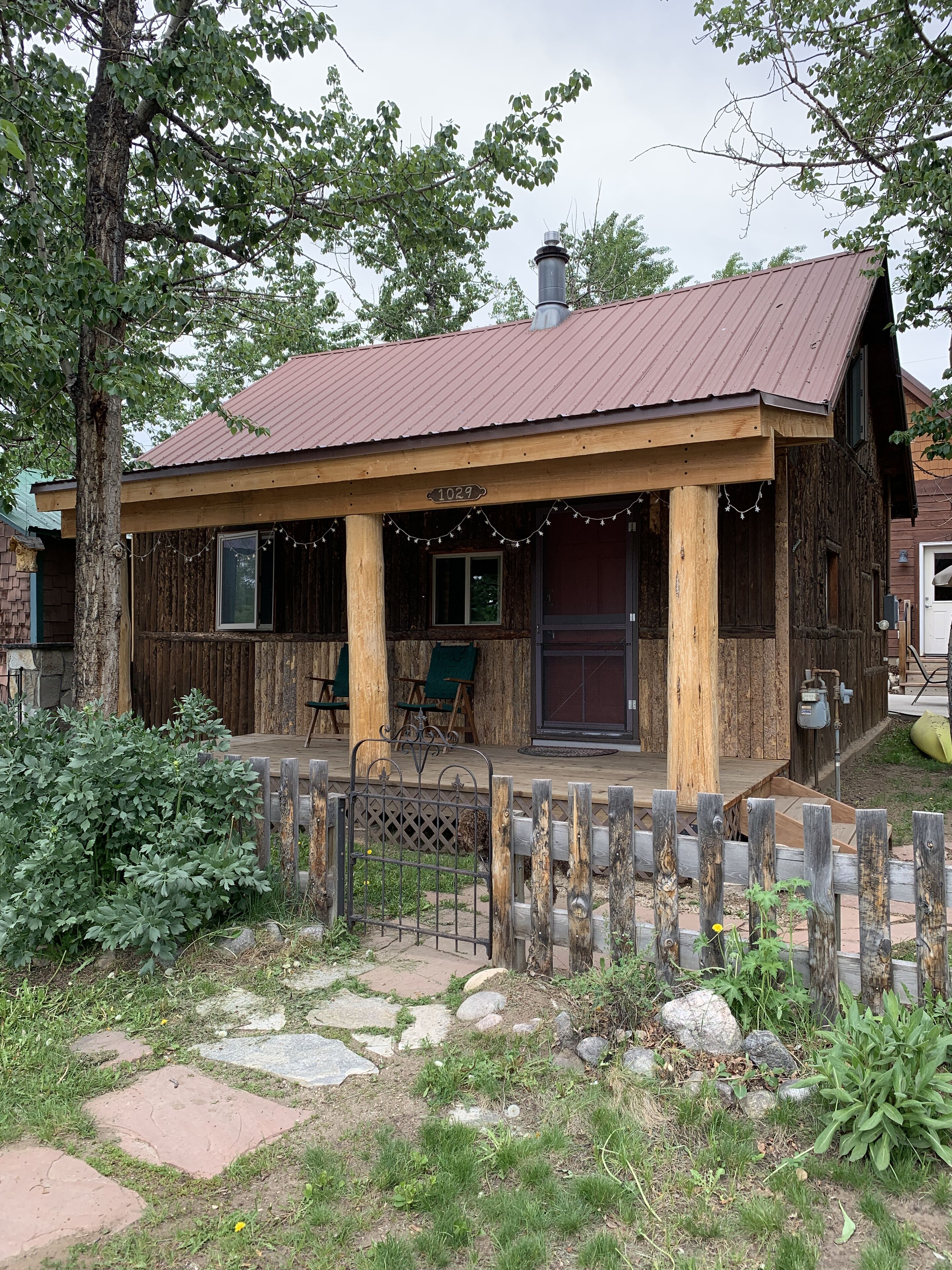 Best Location in Town! Walk to everything! Cozy Historic Cabin in Grand Lake