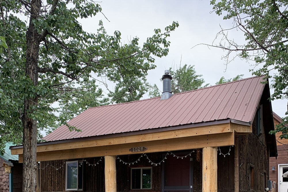 Best Location in Town! Walk to everything! Cozy Historic Cabin in Grand Lake