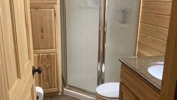Ensemble douche/baignoire, sèche-cheveux, serviettes fournies, savon