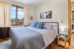 3 bedrooms, desk, WiFi - Bluebird Day - Haven (Bend)