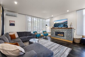 Smart TV, fireplace - Bluebird Day - Haven (Bend)