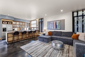 Een televisie en een open haard