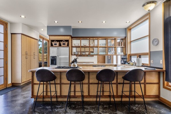 Fridge, microwave, oven, dishwasher - Bluebird Day - Haven (Bend)