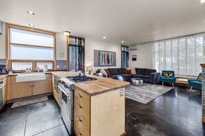 Fridge, microwave, oven, dishwasher - Bluebird Day - Haven (Bend)