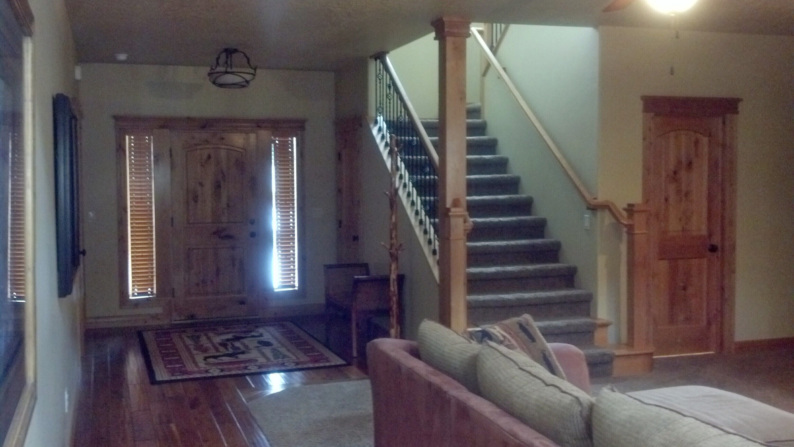 Beautiful, Family ready, spacious cabin with boat mooring dock, access to Lake.