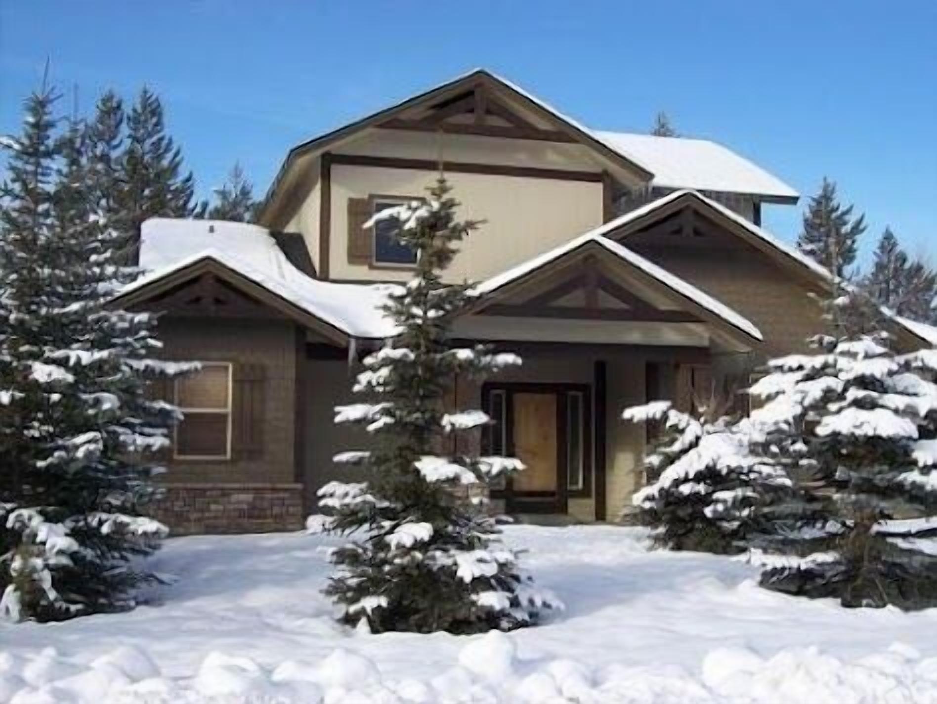 Beautiful, Family ready, spacious cabin with boat mooring dock, access to Lake.