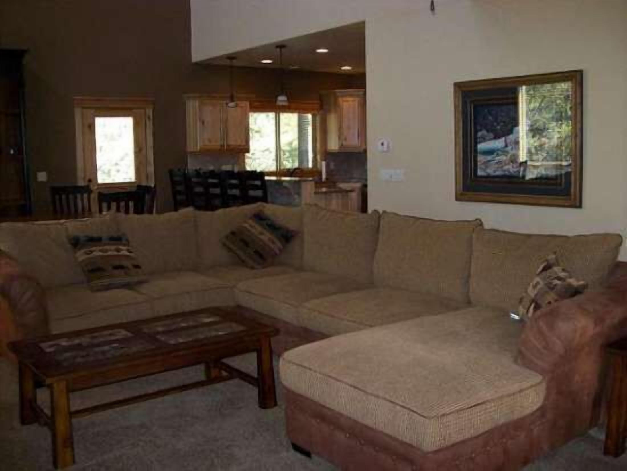 Beautiful, Family ready, spacious cabin with boat mooring dock, access to Lake.