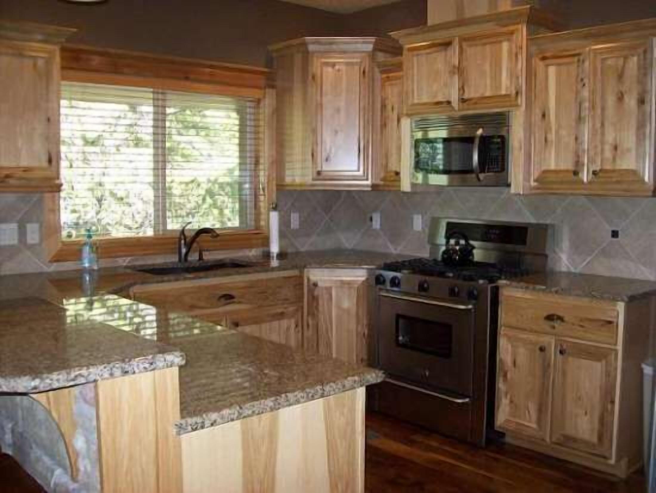 Beautiful, Family ready, spacious cabin with boat mooring dock, access to Lake.