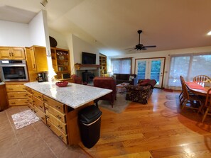 Téléviseur à écran plat, foyer, lecteur de DVD