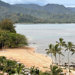 Beach nearby, sun loungers, beach towels