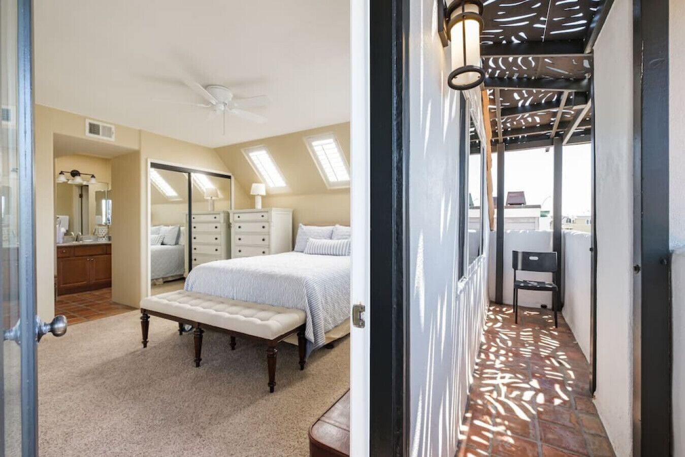 6 bedrooms, desk, iron/ironing board, travel crib