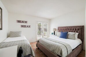 6 bedrooms, desk, iron/ironing board, travel crib