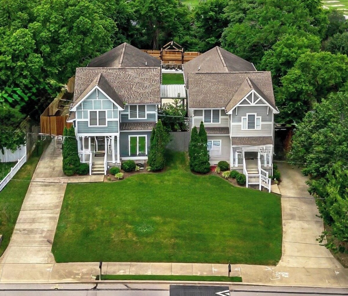 Downtown Mansion TWO 4BD/3BA w/ 2 HOTTUBS - Sleeps 24+