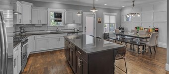   2 moderne 4BR / 3BA-Häuser mit Aussicht, Feuerstellen und Whirlpools - ideal für große Gruppen