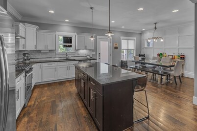 Downtown Mansion TWO 4BD/3BA w/ 2 HOTTUBS - Sleeps 24+