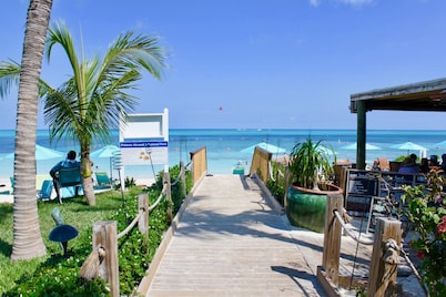 Amazing oceanfront-GRACE BAY BEACH
Sleeps 4 ppl.