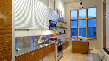 Cafetera/tetera, refrigerador, microondas, horno