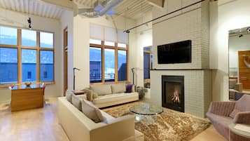 Smart TV, chimenea, libros, biblioteca de música