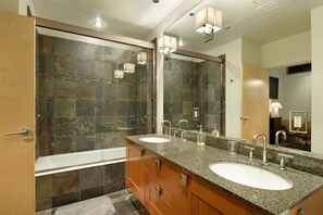 Ensemble baignoire-douche, séchoir à cheveux, serviettes fournies, savon