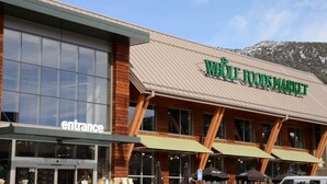 Ein Whole Foods Market mit markantem Eingang und einer Bergkulisse im Hintergrund.