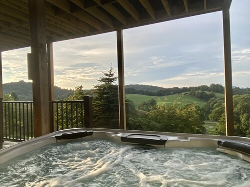 Luxurious 5 Star Stay, Mtn Views, Hot Tub, 1m to Blue Ridge Pkwy, Chef's Kitchen