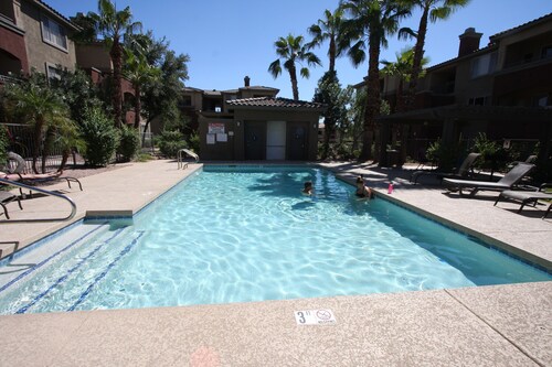 Gated One Bedroom Resort Style Condo near ASU, the Zoo, Golf, Botanical Gardens