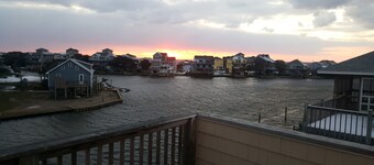 Familievennlig Canal Front Beach Home - Dyrevennlig / Hot Tub / Rec room