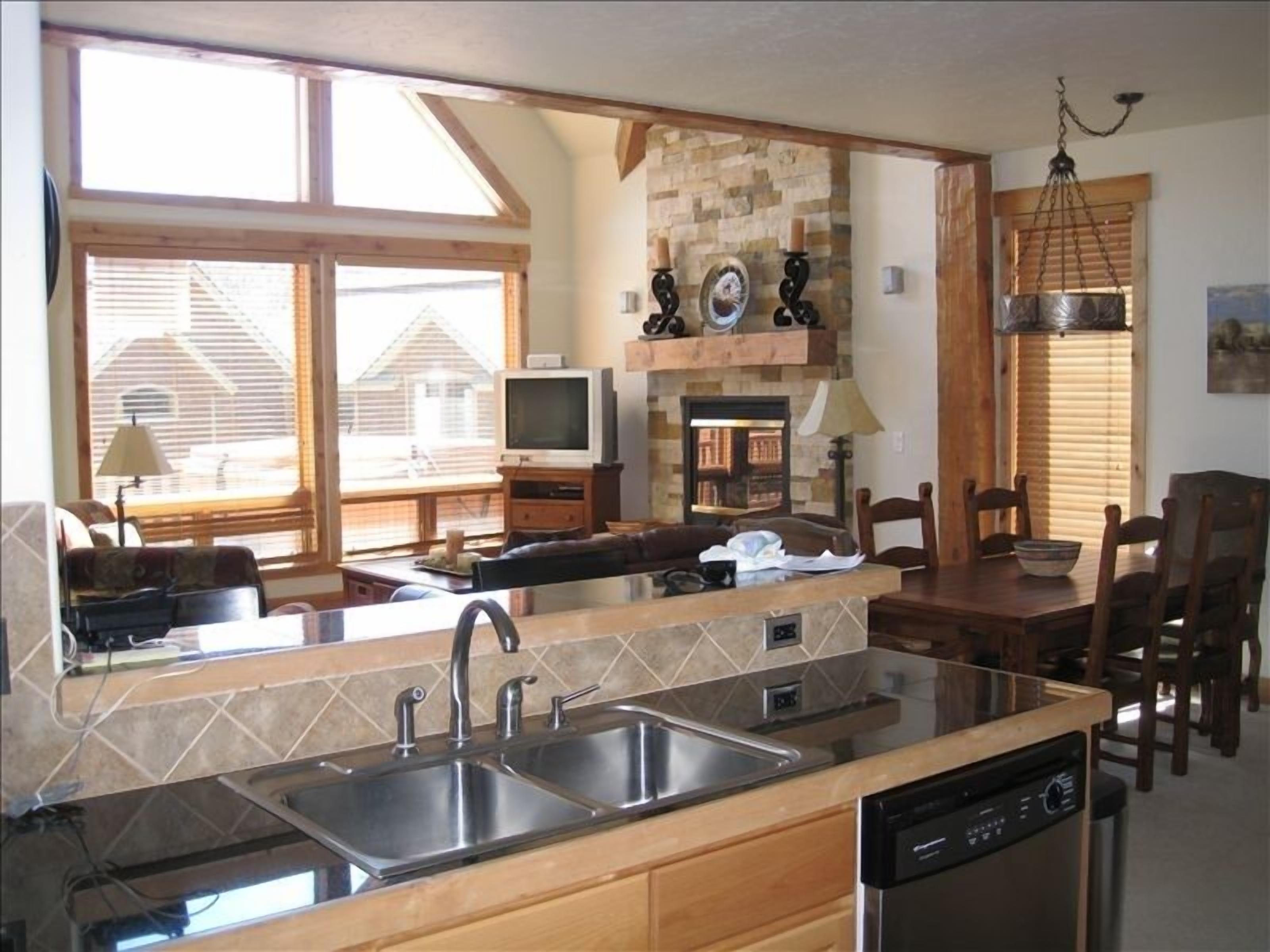 Luxury 4 Bdrm Antlers At Lakota, Private Hot Tub, Walk or Shuttle to Ski!!